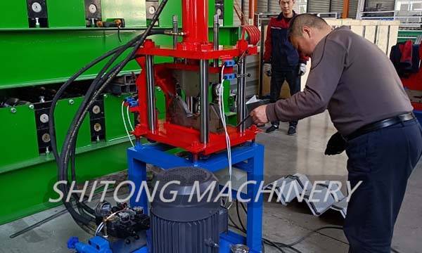 Doing test of a bracket press forming machine